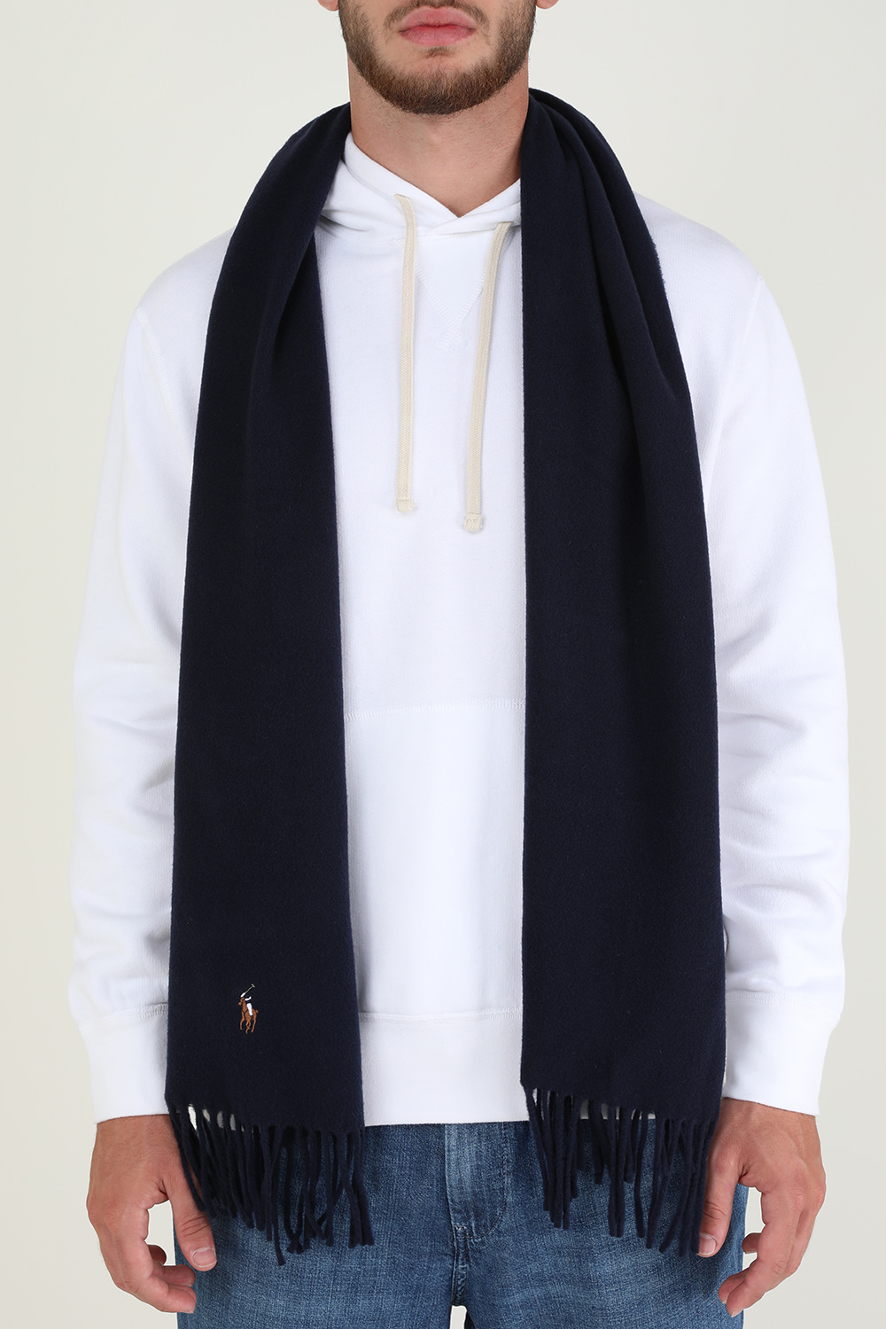 תמונת כל הלוק של צעיף מצמר עם פרש רקום